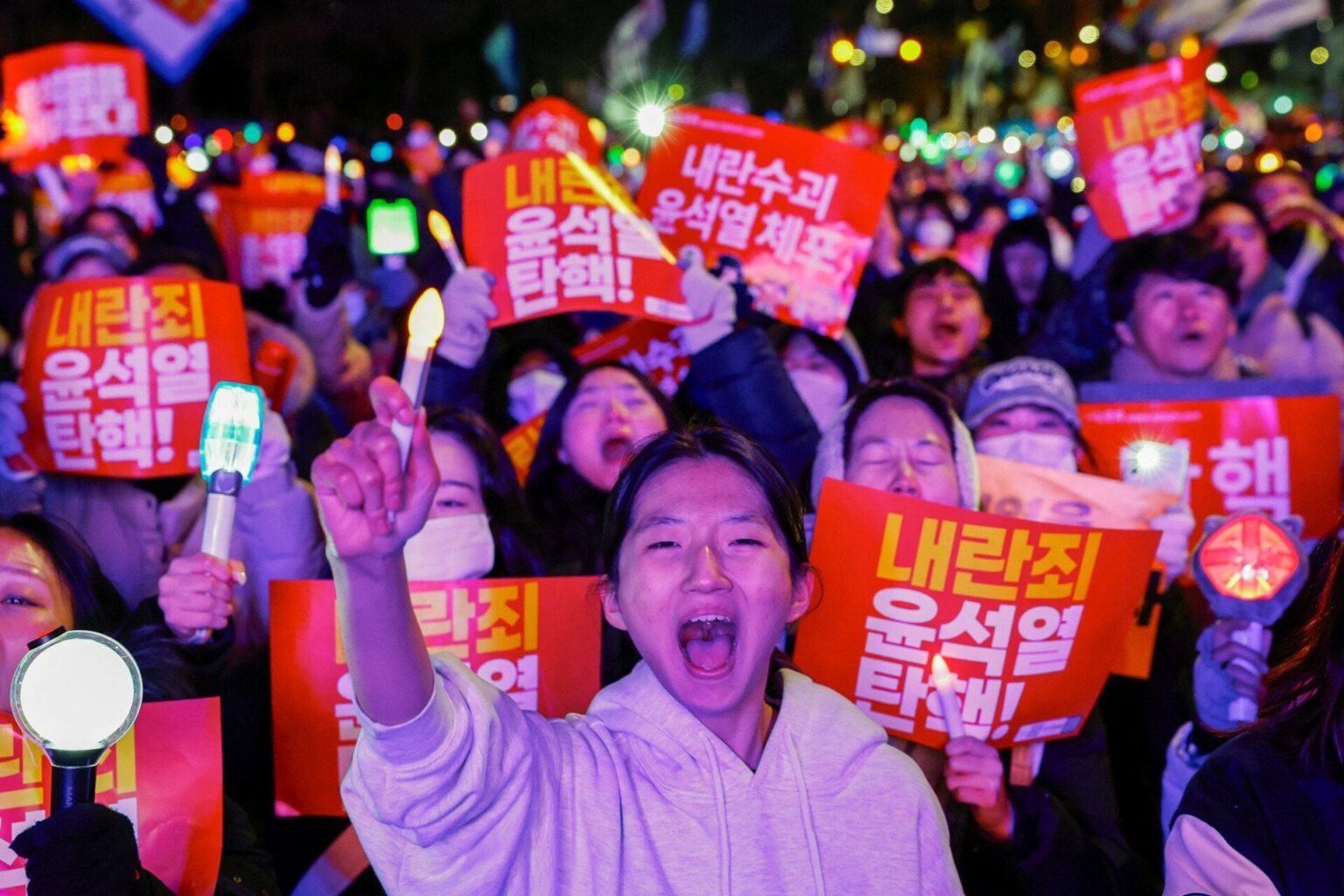 韓国：クーデター大統領は弾劾を免れた