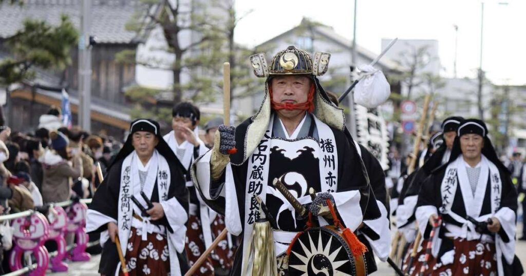 「忠臣蔵、ひもとくきっかけに」赤穂浪士扮し練り歩き 俳優の内藤剛志さんが参加 兵庫県赤穂市