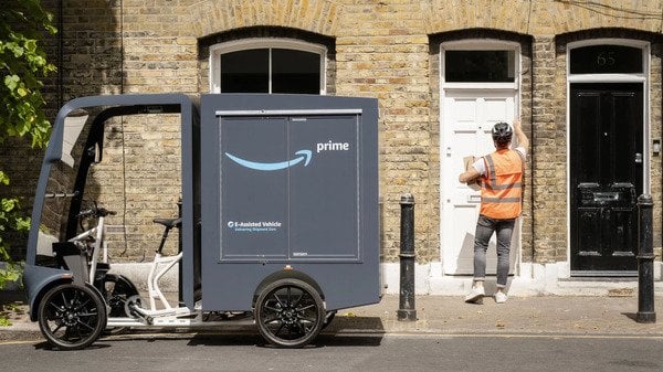 米アマゾン配送ドライバー、クリスマス直前の多忙さにブチ切れ荷物約80個を山中投棄。幸いすぐに発見・回収