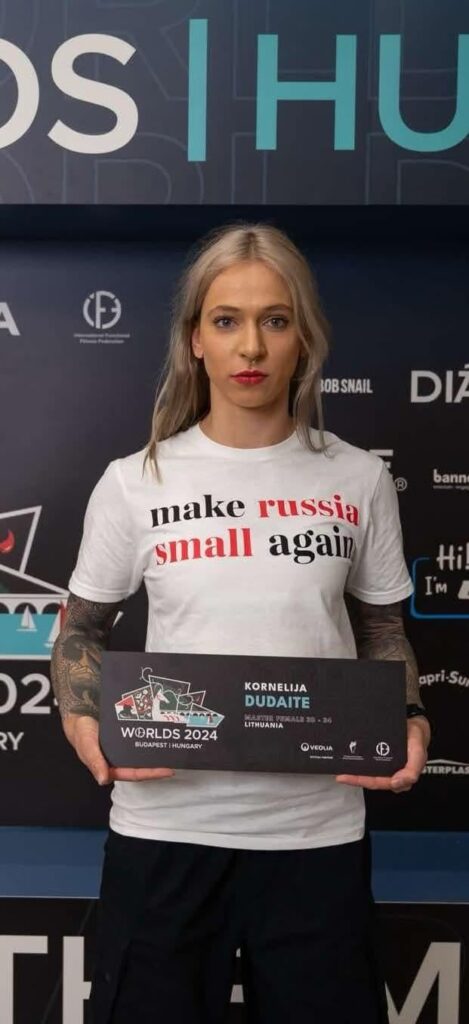 機能スポーツチームのリトアニア人メンバー、コルネリヤ・ドゥダイテ選手は、「ロシアを再び小さくする」と書かれたTシャツを着ていたため、ブダペストでの大会から除外された。