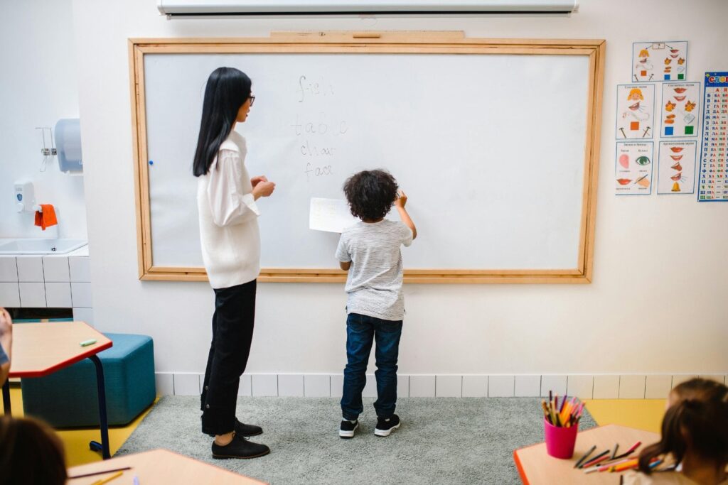 ノルウェーの少年たちは、第二言語としての英語の読解力が伸びており、10歳と13歳の時点で女子を上回っている。予期せぬ結果は、オンラインゲームや、インターネットの言語である英語でのYouTubeなどのテクノロジーの経験によって説明されるかもしれない。