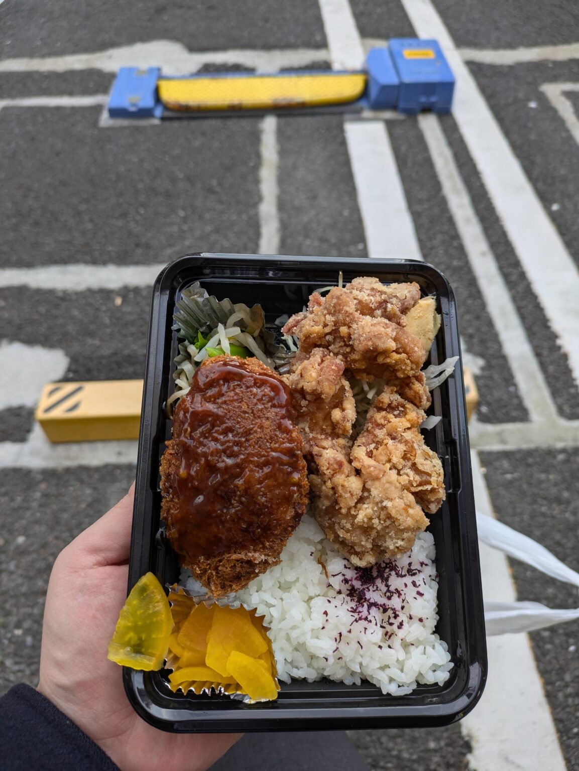 駐車場で食う朝弁当が一番うめー