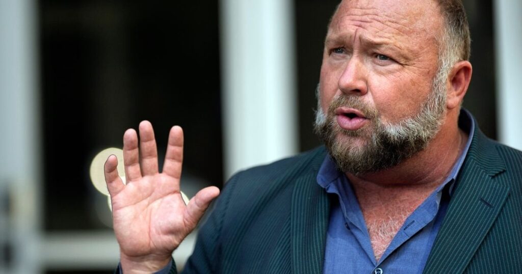 アレックス・ジョーンズはサンディフック家への9億6,500万ドルの判決から逃れられないと控訴裁判所が言う