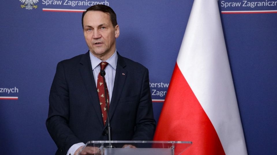 ポーランドは、EU内でのロシア外交官の移動を制限するというチェコの提案を支持している。「その目的は、欧州連合とシェンゲン圏の敵が我々の自由を搾取したり、他国でスパイ活動ネットワークを運営したりするのを防ぐことだ」（シコルスキー）