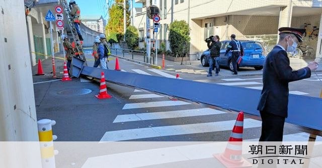 京成線高架から重さ15トンの鉄骨落下 東京・足立の千住大橋駅付近