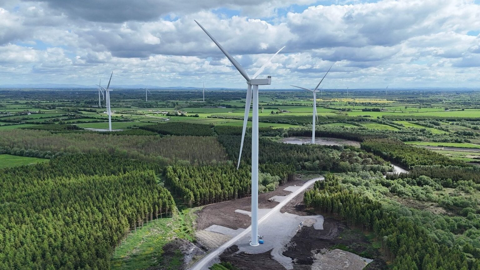 オファリー島のイエローリバー風力発電所から初めて発電された電力