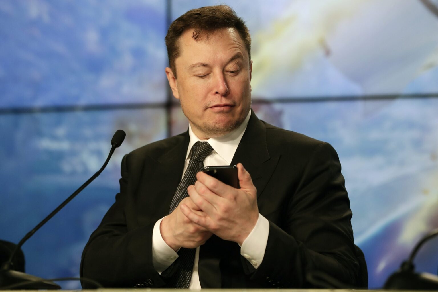 マスク氏はウクライナについて嘘や陰謀論を広めるだけでなく、自分が引き継いだ国についても同じことを言っている。 3万回以上再投稿された「生物兵器研究所」に関するあからさまな虚偽ツイートを送信しなければならない