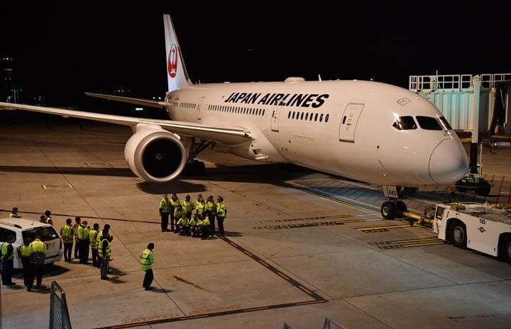 JAL、久々に一緒になった機長と副機長がスパークリングワインでまずはかんぱ～い、そして赤ワインボトル3本を飲んじゃった不適切な機長と副機長へ処分発表。これらのアルコール問題は要員不足が原因か……って、トラックドライバーみたいなものだものな