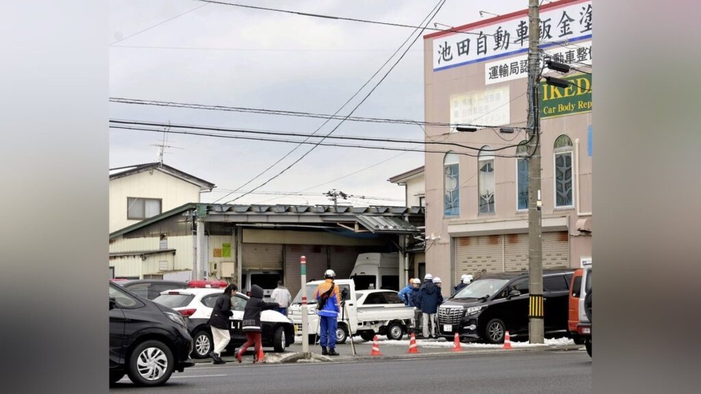 秋田の工場に逃げ込んだクマ、はちみつ入り箱わなで捕獲…吹き矢で麻酔かけ搬出へ