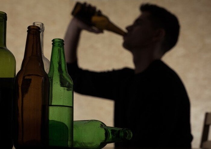彼は酒を飲んでいたので歩いたが、警察は彼に酩酊の罪で罰金を科した