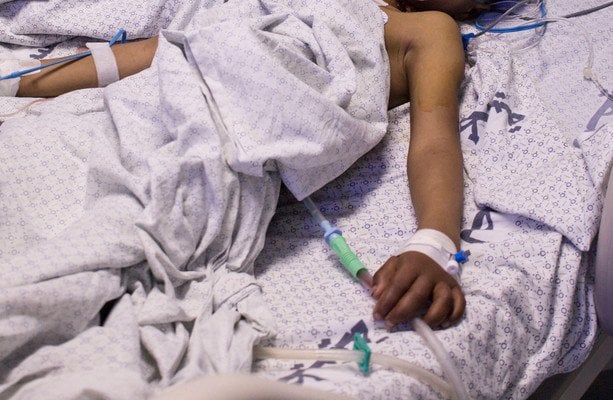 子どもたちの最初のグループがアイルランドで救命医療を受けるためにパレスチナから到着