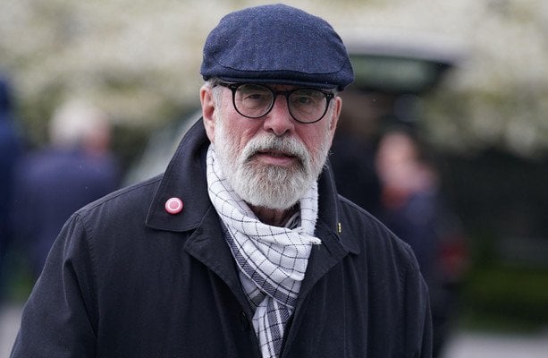 ジェリー・アダムス、IRAキャンペーンを「監督」した疑いで英国の民事訴訟に出廷 |この事件は1973年から1996年にかけてイギリスで起きた爆破事件に関係している。