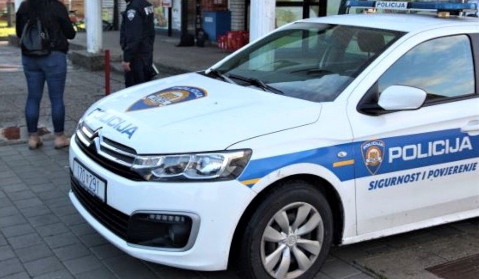 泥棒は昼間に家に入り、所有者に盗んだことを謝罪した