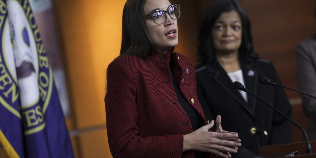「共和党閉鎖」が近づく中、民主党はトランプ支持の歳出法案に「絶対ノー」と言う |アレクサンドリア・オカシオコルテス下院議員は、「イーロン氏は防衛契約から資金を得ているため、子供たちへの医療費を削減しており、軍事予算には決して手を出さない」と述べた。
