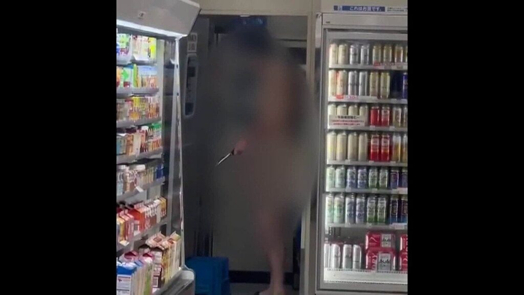 【独自】「振り向いたらハダカ…」深夜のコンビニに2本の包丁持った身長185センチ恐怖の“全裸刃物男” 警察突入し現行犯逮捕 滋賀・大津市
