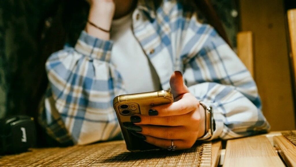 オックスフォード大が選んだ「今年の言葉」はスマホ依存の現代人が陥るあの症状。ブレインロット（ｂｒａｉｎ　ｒｏｔ、脳の腐敗）「人の精神的または知的状態の劣化、特に、つまらない、どうでもいいコンテンツ（最近は主にオンラインコンテンツ）を見すぎた結果現れる症状」