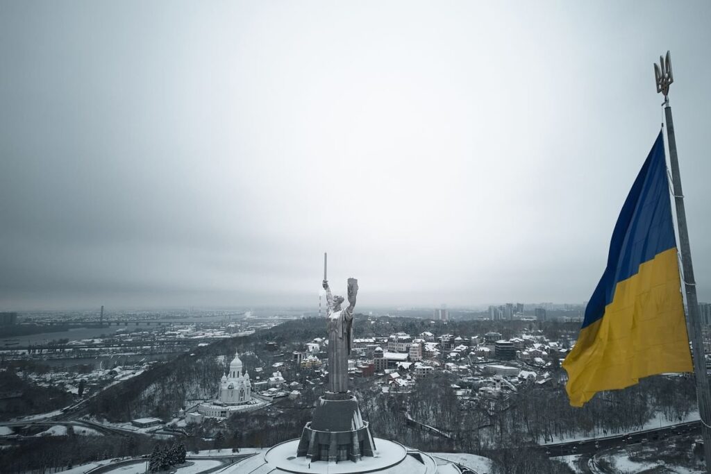ロシアのミサイル攻撃により、キエフで火災と死傷者が報告された。伝えられるところによると、5発のミサイルはすべて撃墜され、破片が市内のいくつかの地区に落下した。