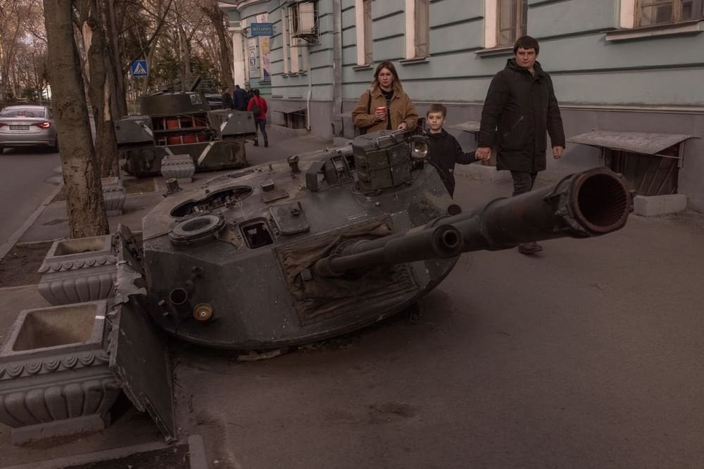 👀💥 ロシアはこの戦争で、3,600台の戦車を含む11,000台以上の装甲戦闘車両を失いました。ロシアには約2,600両の戦車が予備として残っている、-WSJ❗️前線に納入される新型戦車は主に倉庫から引き抜かれた旧型であり、備蓄が枯渇し品質が低下する。