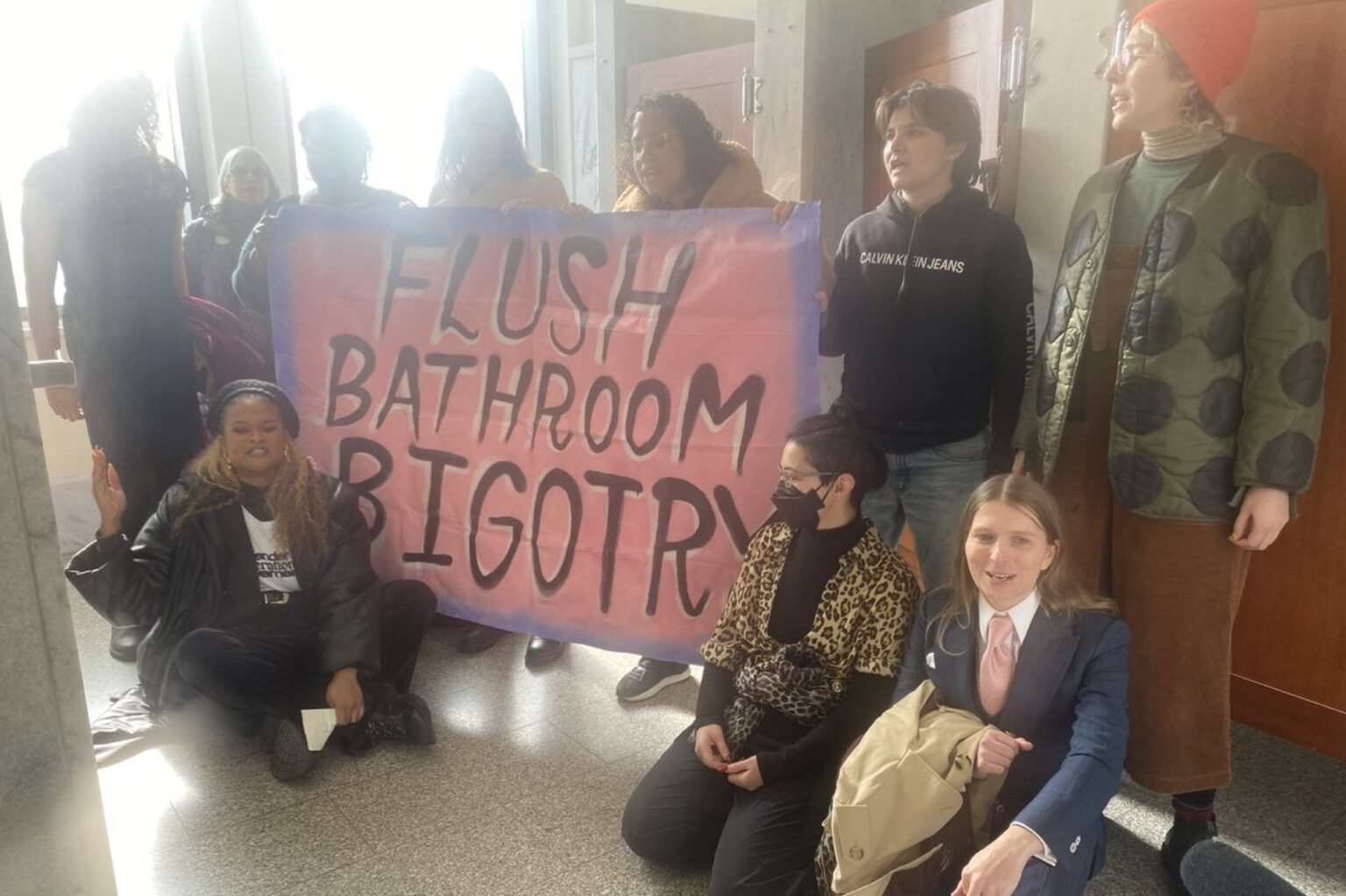 トランス活動家のチェルシー・マニング氏、共和党のトイレ禁止に抗議するため国会議事堂の女子トイレを使用