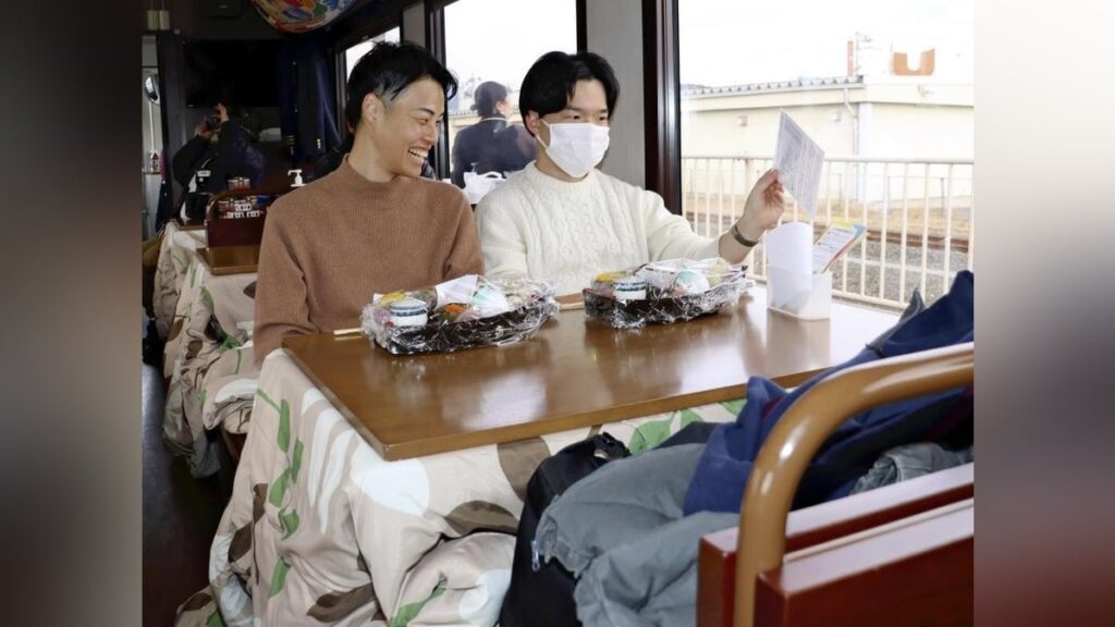 三陸鉄道「こたつ列車」の季節始まる…車窓を眺めながらウニ丼に舌鼓、伝統行事「なもみ」体験も