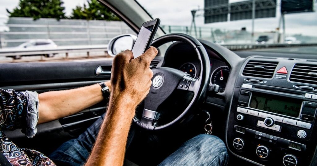運転中のテキストメッセージが原因で事故を起こした人は自己破産を宣告される可能性がある