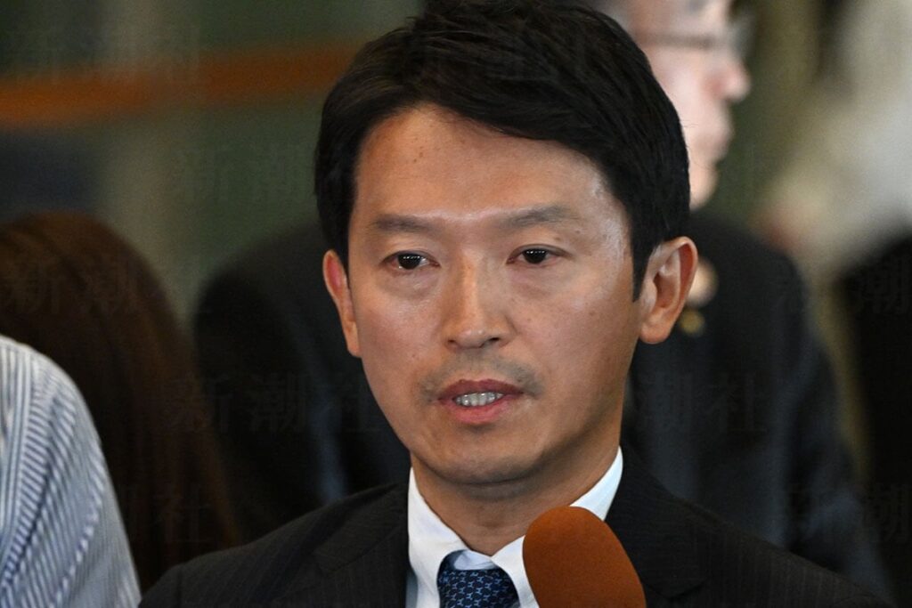 担当記者曰く「選挙運動がボランティアでなければならないというのは公選法が定めるところですが、そのグレーゾーンに手を突っ込むならその他の選挙違反との比較もあって収拾がつかなくなることもありそうです。多かれ少なかれ“ボランティアではあり得ないでしょう”と言われそうなサポート体制などいくらでもありますから。捜査当局は時代の流れを読んで捜査が世の中の支持を受けるかどうかを見極めて動くわけですが、なかなかその判断は難しく大臣経験者など大物の身柄を取ることも無理となると当局も関心を失っていくことでしょう。“何でもかんでも(捜査を)やってられないよ”という言葉も聞こえてきましたね」 担当記者曰く「選挙運動がボランティアでなければならないというのは公選法が定めるところですが、そのグレーゾーンに手を突っ込むならその他の選挙違反との比較もあって収拾がつかなくなることもありそうです。多かれ少なかれ“ボランティアではあり得ないでしょう”と言われそうなサポート体制などいくらでもありますから。捜査当局は時代の流れを読んで捜査が世の中の支持を受けるかどうかを見極めて動くわけですが、なかなかその判断は難しく大臣経験者など大物の身柄を取ることも無理となると当局も関心を失っていくことでしょう。“何でもかんでも(捜査を)やってられないよ”という言葉も聞こえてきましたね」