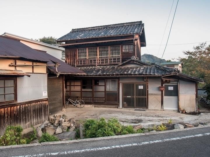 日本の田舎の廃屋を、約100万円で買ったアメリカ人夫婦。エアビーにて1パ◯2万円で貸し出す（海外）