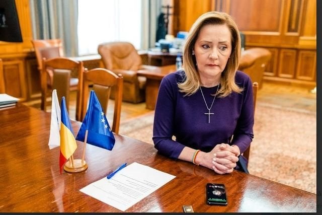 エレナ・ラスコーニ氏はジョージア大統領と電話で会談し、「我々はモルドバ共和国とともにロシアのプロパガンダと戦うことに合意した」と語った。プーチン大統領に西側への道から引き戻されるわけにはいかない
