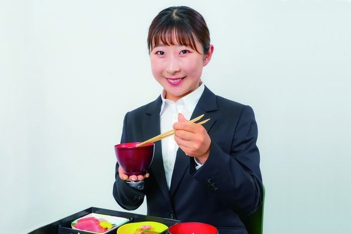 なぜ和食は汁物から食べるのが基本なの？ 女子プロが新人セミナーで習った“恥をかかない”食事マナー