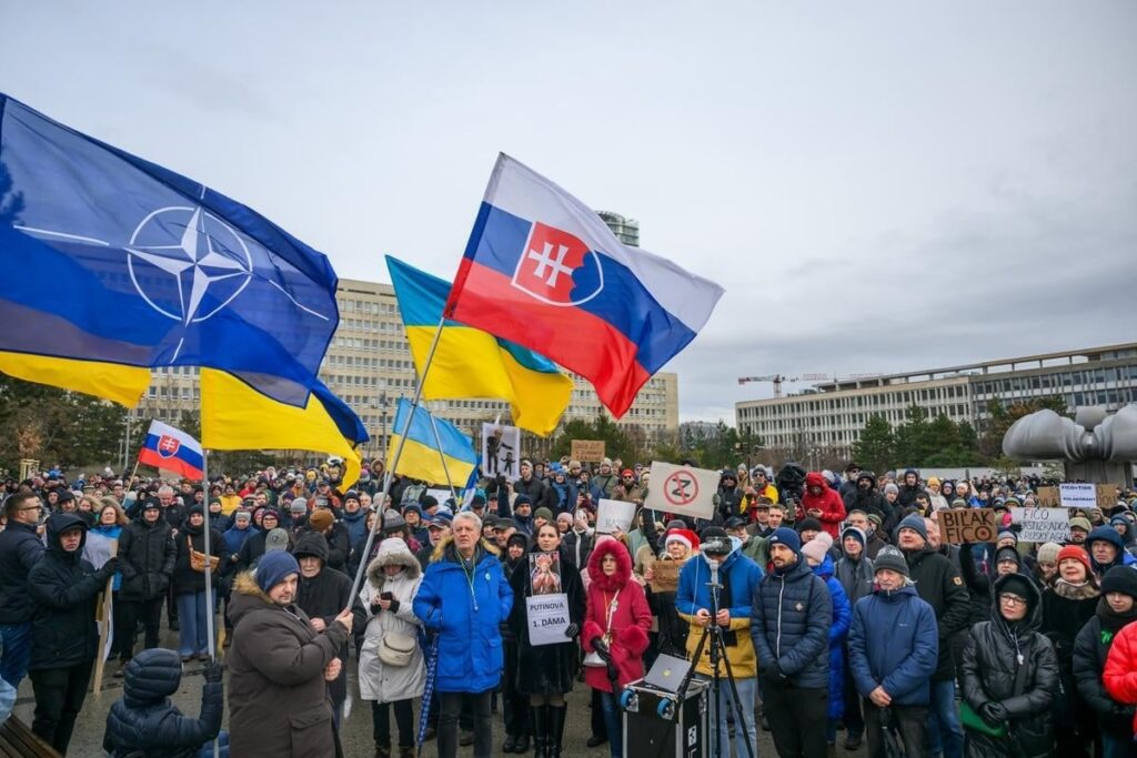 ニュースダイジェスト：フィコのモスクワ訪問に抗議して数千人が街頭デモ - The Slovak Spectator