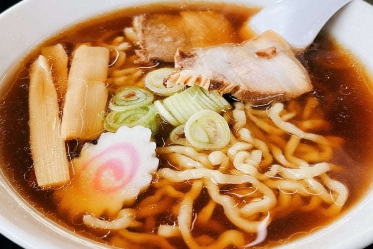 終わりなき「◯ーメンと◯ンゲ」をめぐる論争　◯ンゲで「ミニ◯ーメン」派、直接すする派、麺に添える二刀流派、それぞれの流儀と主張を聞いてみた