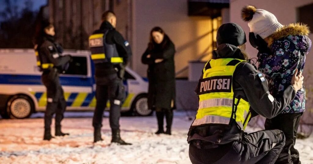 12月25日の夜、タルトゥで警察に通報があった。路上では、罵倒する男性、酔って嘔吐する女性、そして彼らに付き添って泣き叫ぶ幼児という慰められない光景があった。休暇中の家庭内暴力はこれだけではありませんでした。 「例えば、ある家族では、テーブルの上のキャベツが冷めてしまったという理由で女性が殴られました。」