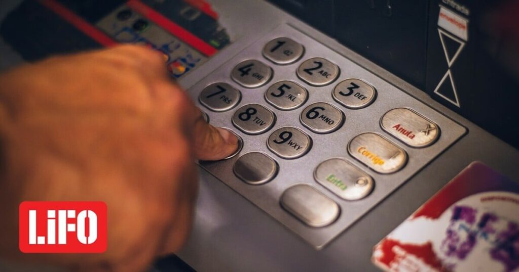 ジャーナリストがお金を引き出しに行ったところ、ATM で偽札を渡されました。リフォ