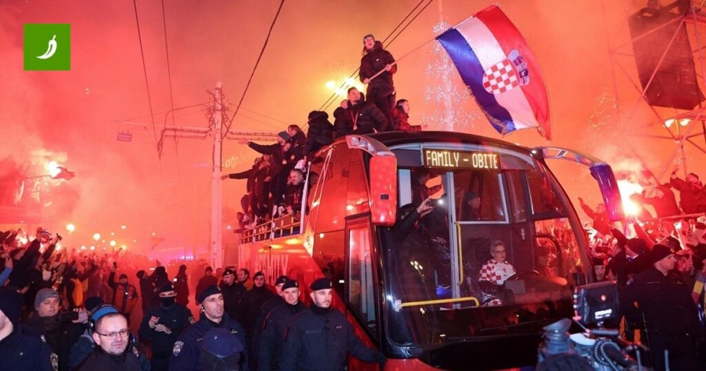 広場が燃えたその日、8万人が銅メダルを獲得したクロアチアのサッカー選手を歓迎した