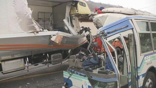 路線バスと大型トラックが正面衝突 ４人が重軽傷 広島・安芸高田市