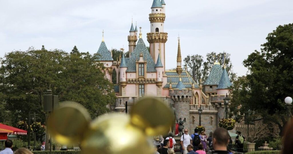 ディズニーランド、州最大の賃金窃盗2億3,300万ドルの和解金を従業員と合意