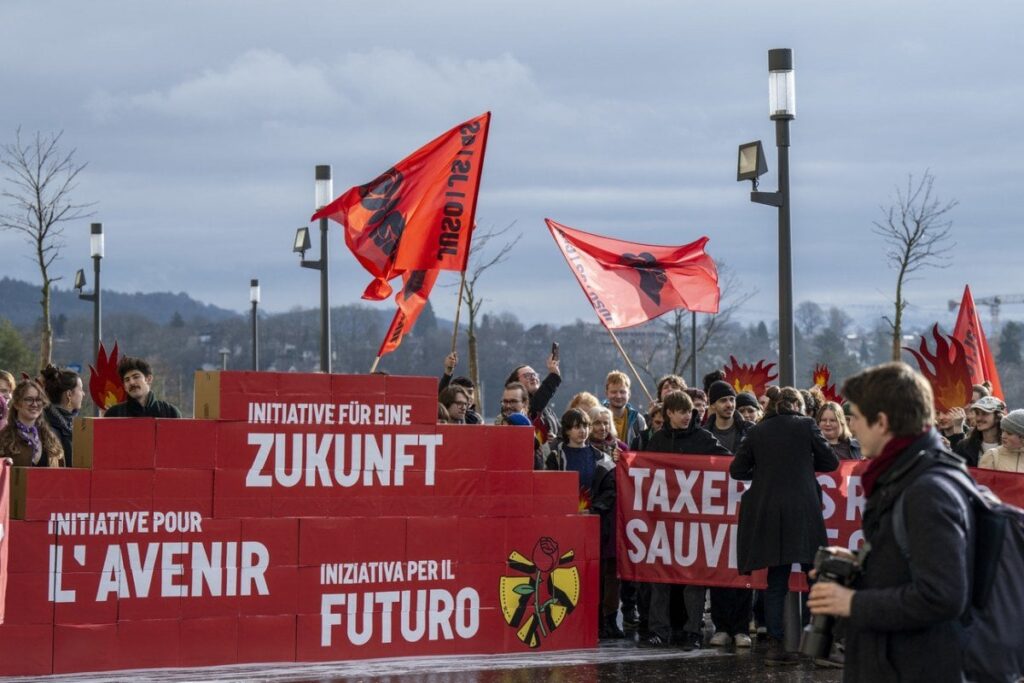 スイス政府、超富裕層の相続税案を拒否