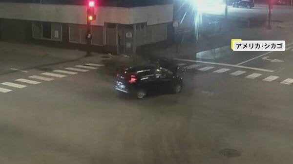 パトカー追跡で猛スピードの逃走車が交差点で大クラッシュ 火花散らし大破…同乗者が死亡 アメリカ・シカゴ