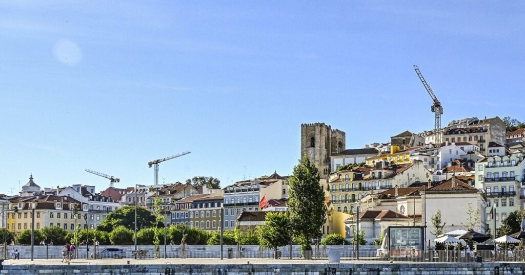 政府は5万9千戸の住宅を約束しているが、新築住宅となるのはわずか25％