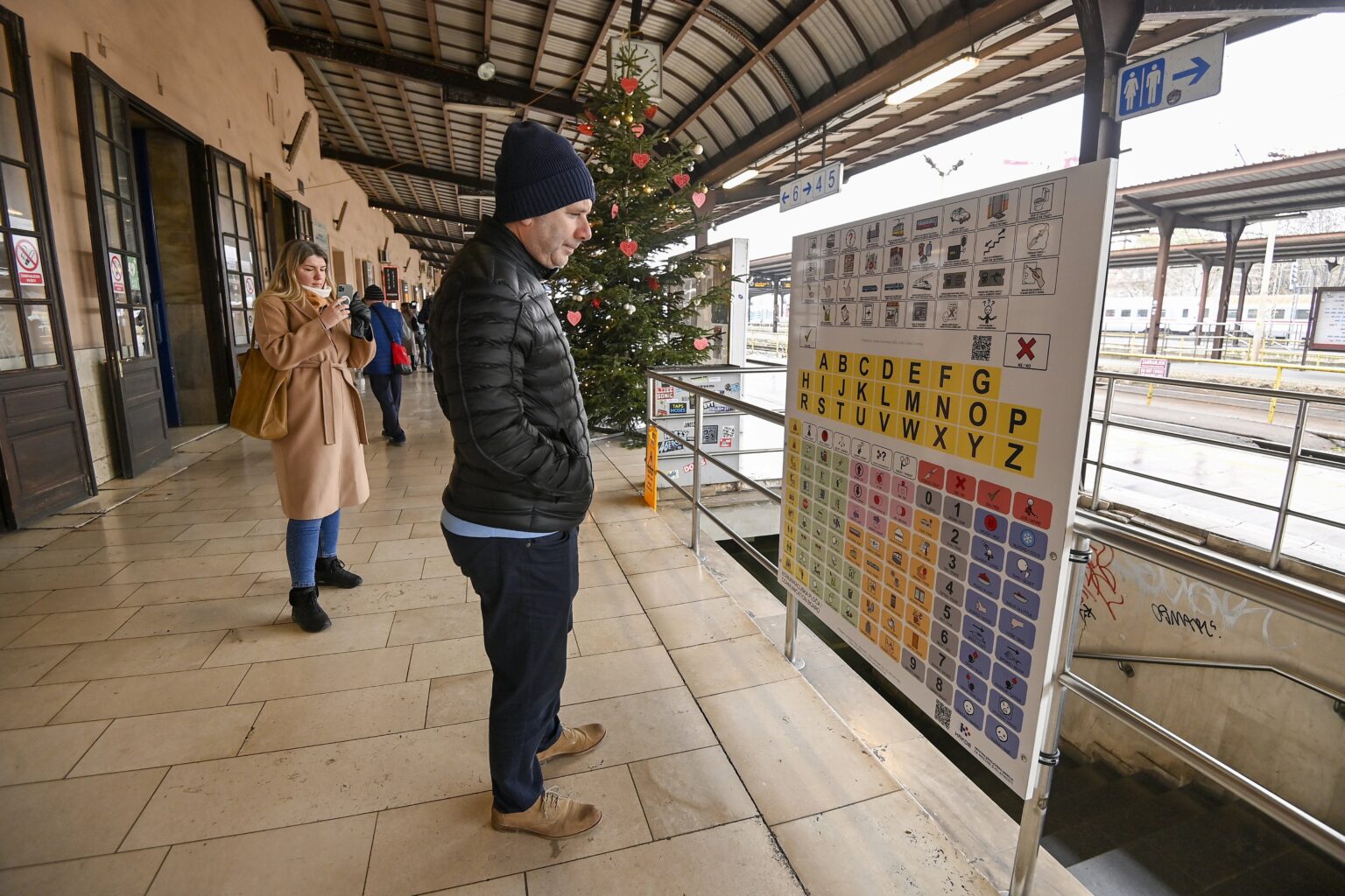 中央駅にコミュニケーションボードを設置