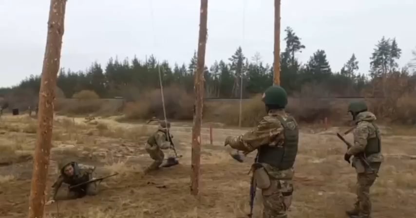 ロシア人は、興味深い方法でウクライナのFPVドローンを回避する訓練を行っている。