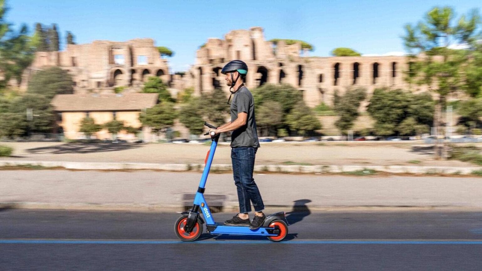新しい高速道路コード、スクーターのナンバープレート、保険、ヘルメットの義務化