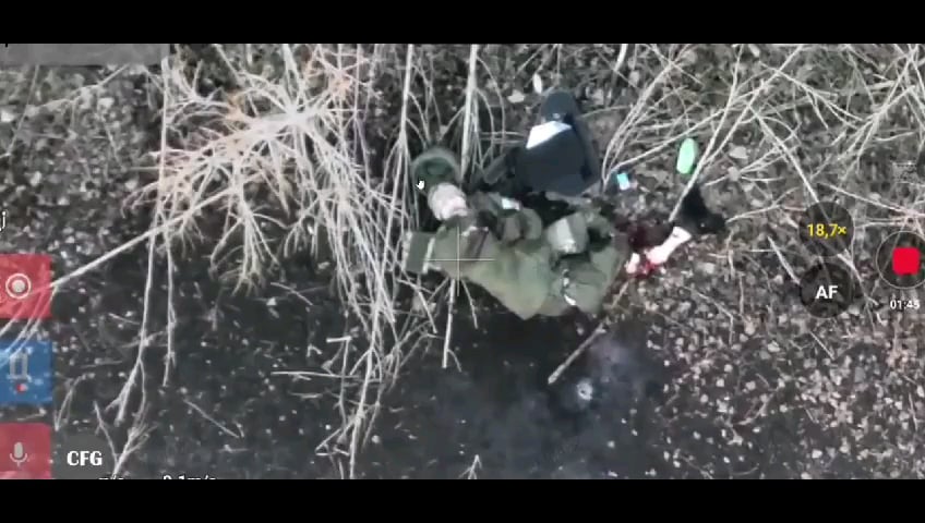 足をぐちゃぐちゃにされ負傷したロシア兵が自殺する様子を映した新たなドローン映像。
