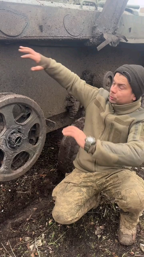 第54機械化旅団のウクライナ兵は、ロシアの対戦車ミサイルの装甲車両の直撃を受けて生還した。シヴェルスク方向、2024 年のクリスマス。 [Translation requested]