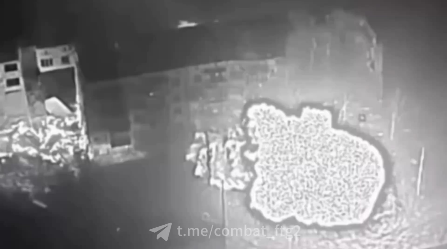 ドネツク州トレツクで対戦車地雷の突撃によって破壊されたロシア軍の建物をサーマルカメラで撮影した映像。