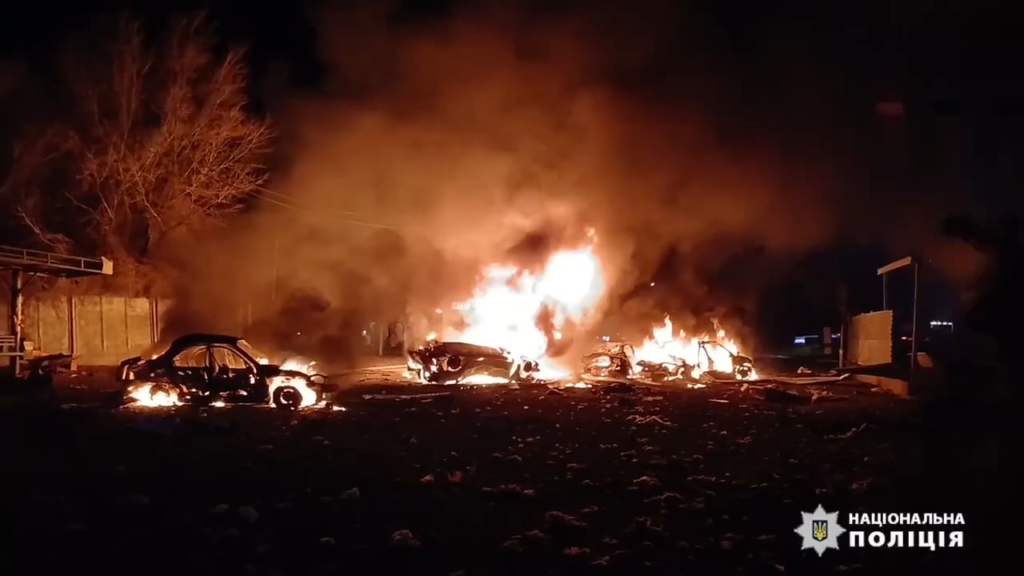 ザポリージャ市でのロシアの滑空爆弾の爆発の余波。 10人が死亡、負傷者のうち12人が入院中