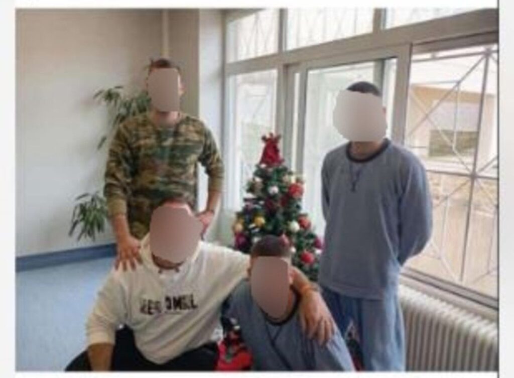 精神病院内からの国会警察官の挑発的な投稿と写真 - クリスマスツリーの飾りつけもした