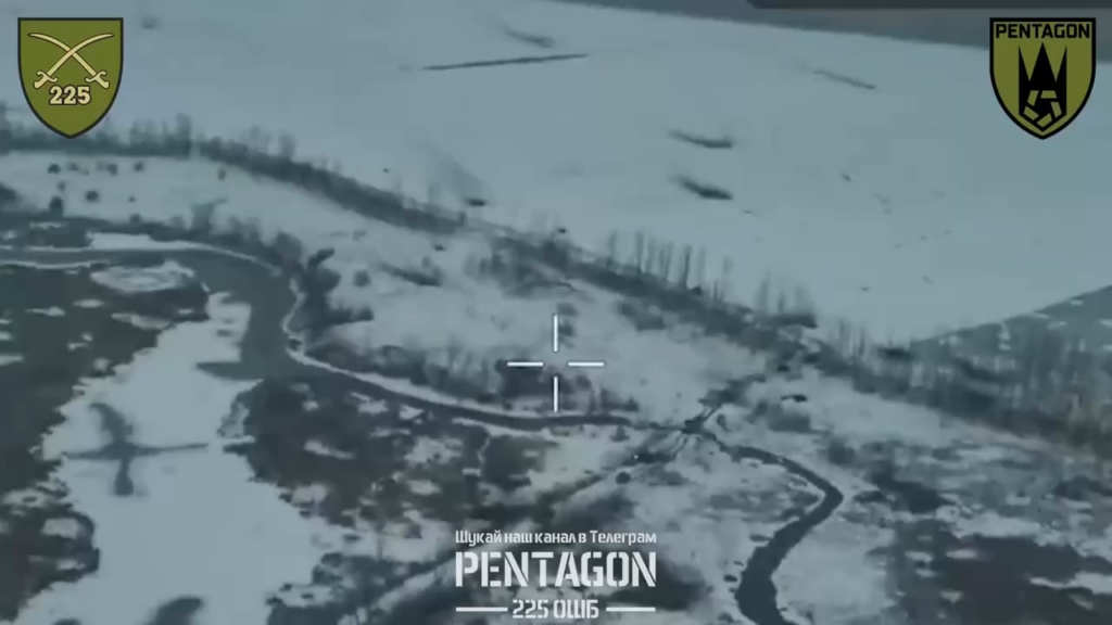 大型のロシアの円柱がクルスクのウクライナ軍陣地の側面を狙って川を舟で渡ろうとしたが、FPVドローンによって発見され解体された ["Pentagon" drone group, 225th separate Assault Bataillon, December 2025]