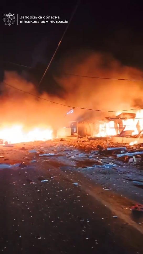 ロシアによる滑空爆弾によるザポリージャ市空襲の余波。救助活動はまだ進行中