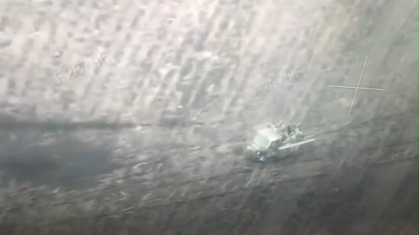 小銃兵を満載したロシアの「ブチャンカ」がウクライナ軍陣地に向けて突撃を試み、直撃を受ける [unknown location, December 2024]